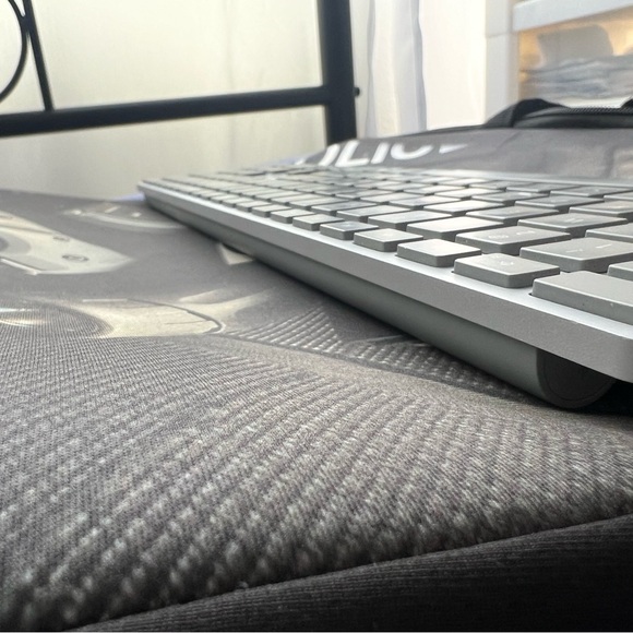 Microsoft Surface Keyboard - Wireless - Bluetooth - English (US) Smartphone - Picture 9 of 9